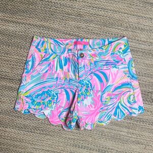 Lilly Pulitzer Women’s scalloped hem shorts. 5 inch. Great condition